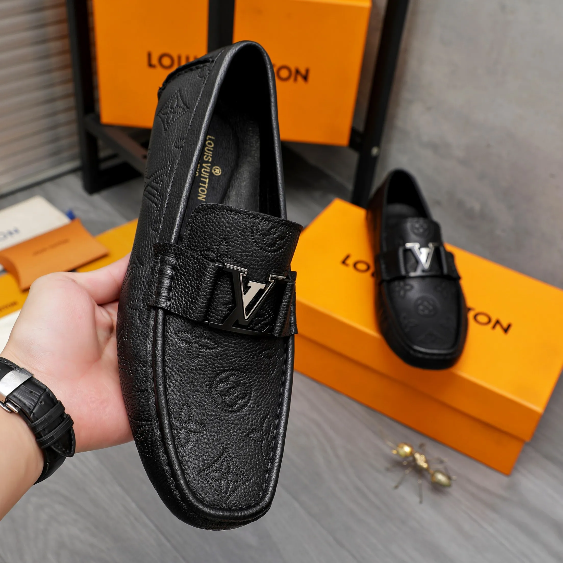 Men's shoes 💰400 Product trademark: LV "Louis Vuitton" business slip-on leather shoes Regular size: 38-45 (45 is custom-made and non-returnable) Product materials: Selected high-quality cowhide embossed upper, pigskin lining, rubber outsole